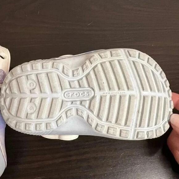 Disney Frozen II Crocs Size 6 - Picture 5 of 8